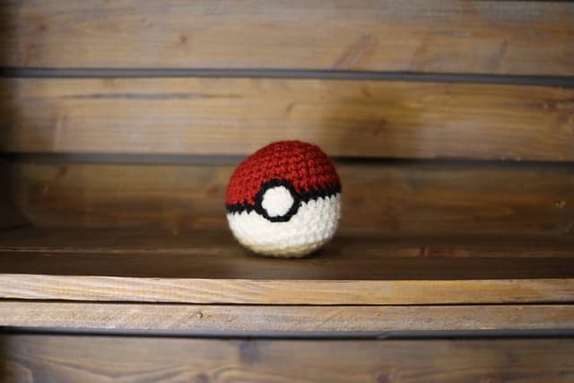 Une pokéball en crochet