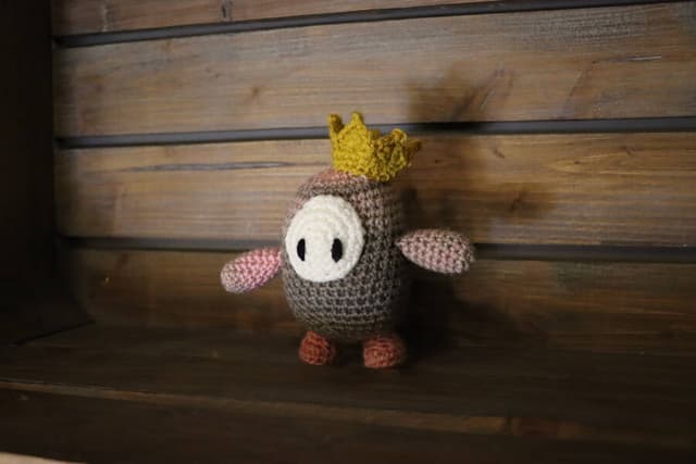 Un fall guy avec sa couronne en crochet
