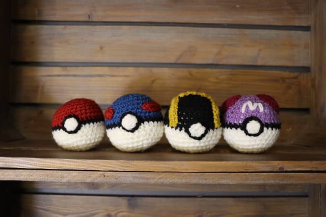 Un set de Pokeballs en crochet 