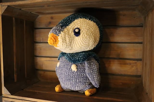 Une grosse peluche Tiplouf en crochet
