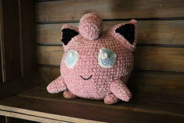 Une grosse peluche Rondoudou en crochet